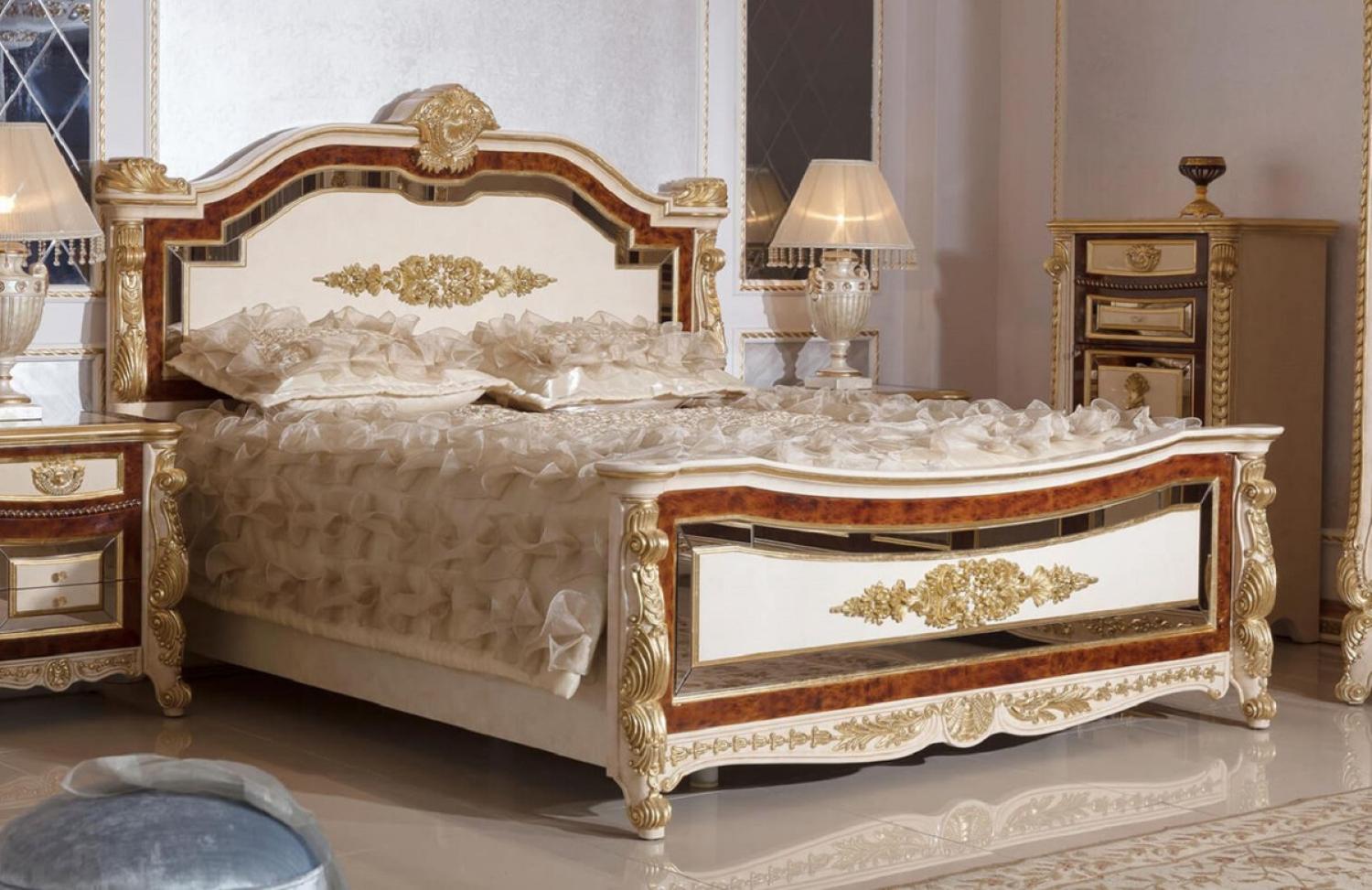 Casa Padrino Luxus Barock Doppelbett Weiß / Beige / Braun / Gold - Prunkvolles Massivholz Bett - Luxus Schlafzimmer Möbel im Barockstil - Barock Schlafzimmer Möbel - Barock Schlafzimmer Einrichtung Bild 1