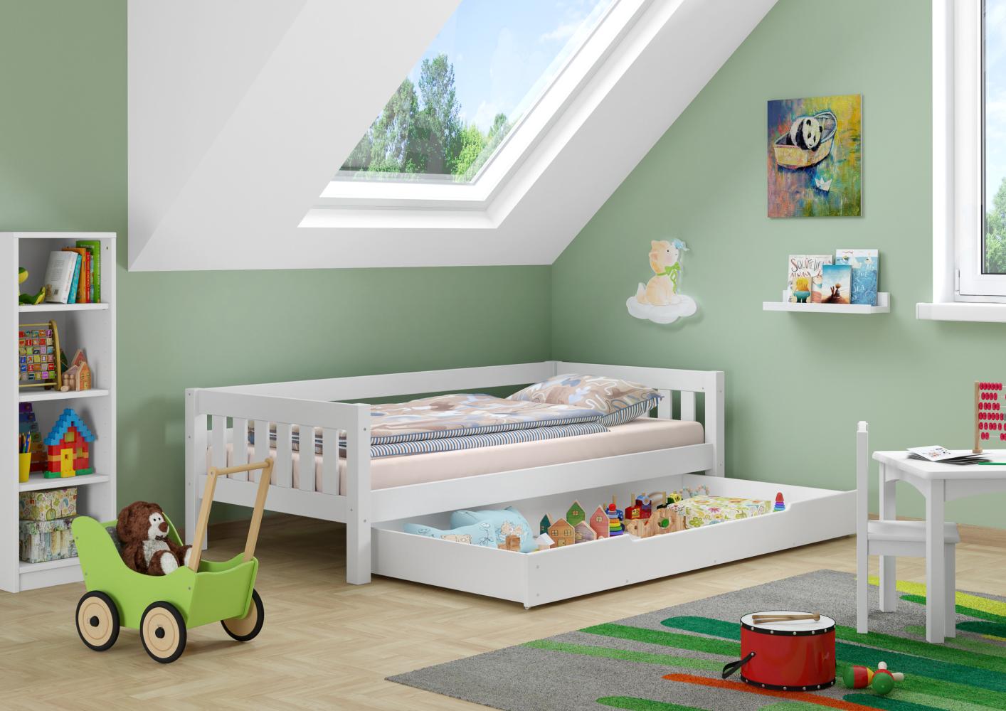 Gemütliches Kinderbett mit dreiseitiger Sicherung 90x200 cm Kiefer weiß V-60. 29-09WRollrost und Bettkasten inkl. Bild 1