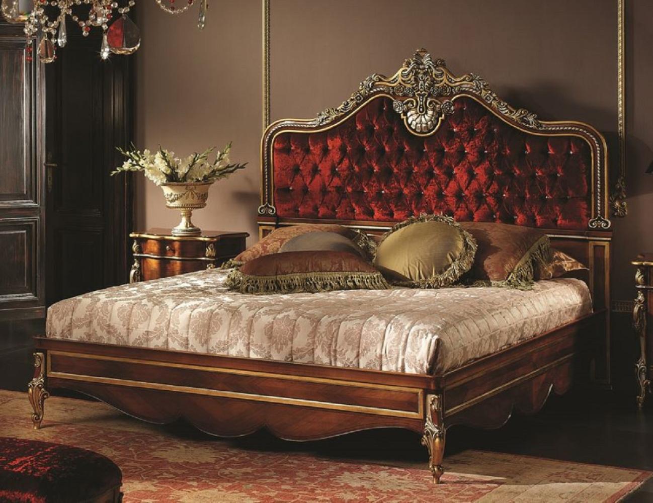 Casa Padrino Luxus Barock Doppelbett Bordeauxrot / Braun / Gold / Silber - Prunkvolles Massivholz Bett mit Swarovski Kristallglas - Barock Schlafzimmer Möbel - Luxus Qualität - Made in Italy Bild 1