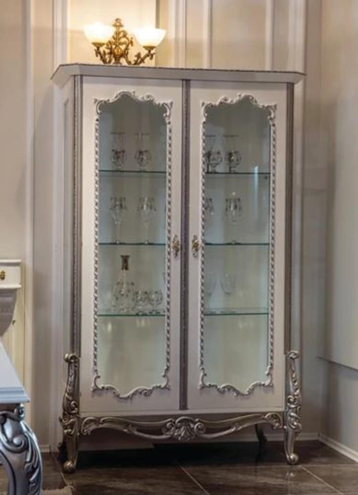 Casa Padrino Luxus Barock Vitrine Weiß / Silber 125 x 55 x H. 195 cm - Edler Massivholz Vitrinenschrank mit 2 Glastüren und 3 Glasregalen - Möbel im Barockstil Bild 1