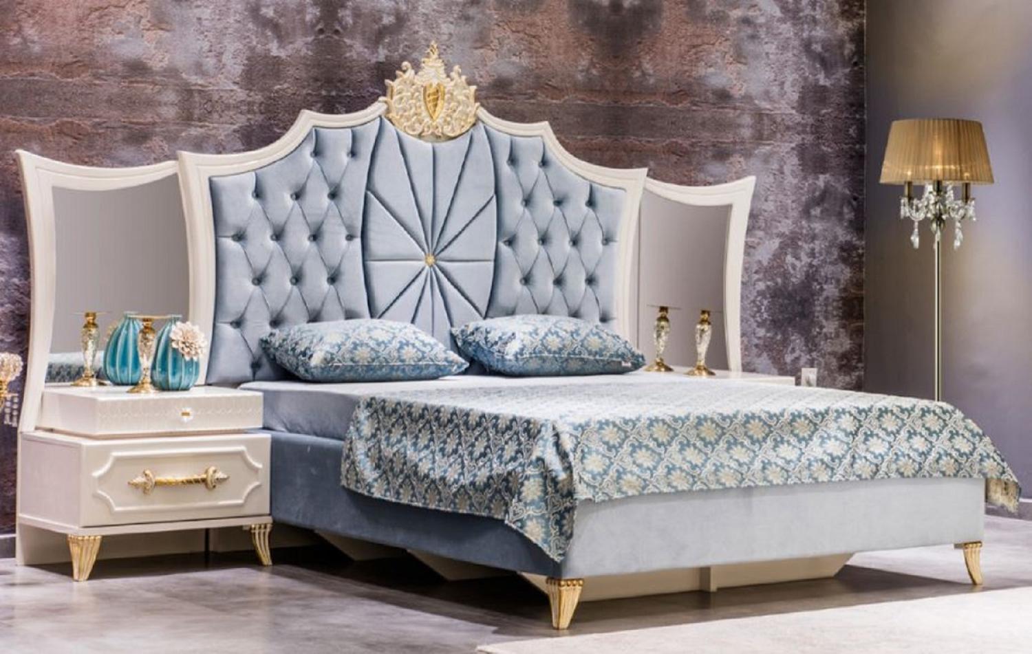 Casa Padrino Luxus Barock Schlafzimmer Set Blau / Weiß / Gold - 1 Doppelbett mit Kopfteil & 2 Nachttische mit Spiegel - Barock Schlafzimmer Möbel - Edel & Prunkvoll Bild 1