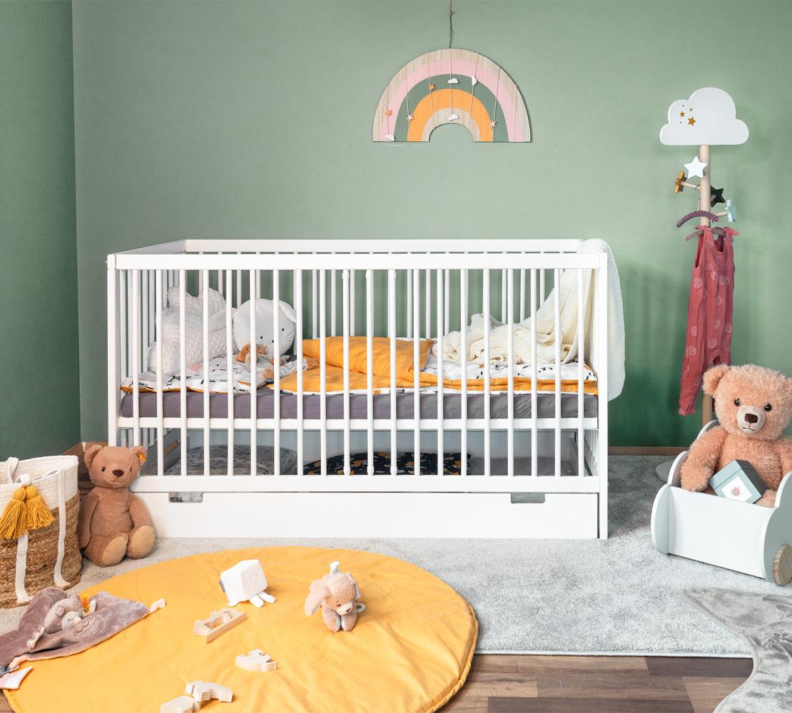 Babybett TONI 60x120 cm weiß mit Rausfallschutz und Schublade Bild 1