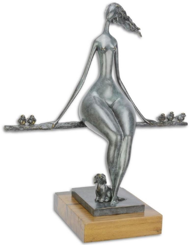 Casa Padrino Designer Bronzefigur entspannende Frau Blau / Gold / Naturfarben 52,2 x 23,8 x H. 55,6 cm - Luxus Deko Bronze Skulptur mit Holzsockel Bild 1