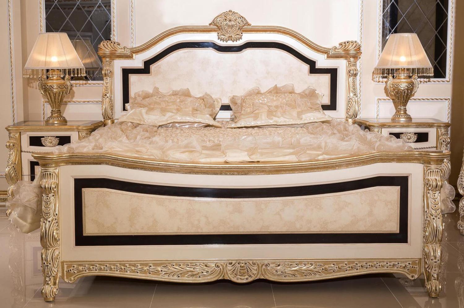Casa Padrino Luxus Barock Schlafzimmer Set Weiß / Beige / Schwarz / Gold - 1 Barock Doppelbett mit Kopfteil & 2 Barock Nachtkommoden - Luxus Schlafzimmer Möbel im Barockstil - Barock Interior Bild 1