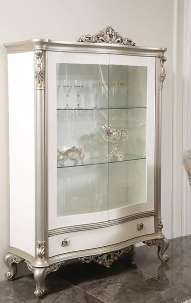 Casa Padrino Luxus Barock Vitrine Weiß / Silber 124 x 54 x H. 198 cm - Edler Massivholz Vitrinenschrank mit 2 Glastüren und Schublade - Barock Möbel Bild 1