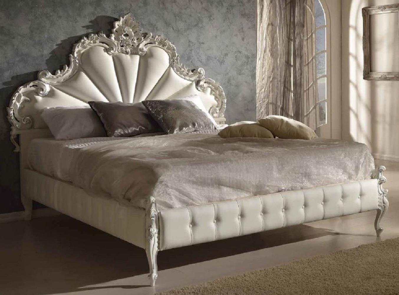 Casa Padrino Luxus Barock Doppelbett Weiß / Silber - Prunkvolles Massivholz Bett im Barockstil - Barock Schlafzimmer & Hotel Möbel - Luxus Qualität - Made in Italy Bild 1