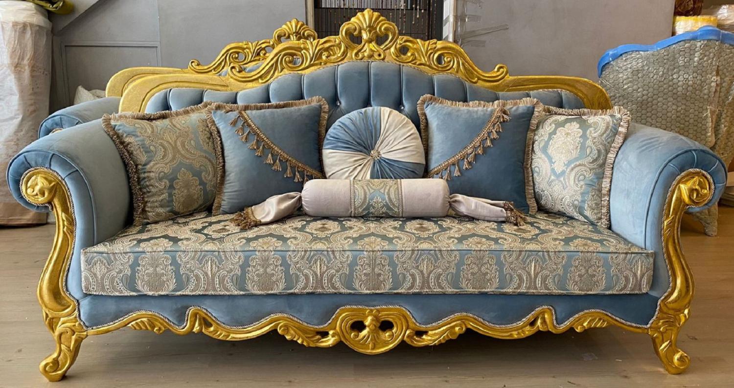Casa Padrino Luxus Barock Sofa Hellblau / Beige / Gold - Prunkvolles Wohnzimmer Sofa mit elegantem Muster und Glitzersteinen - Wohnzimmer Möbel - Barock Möbel - Edel & Prunkvoll Bild 1