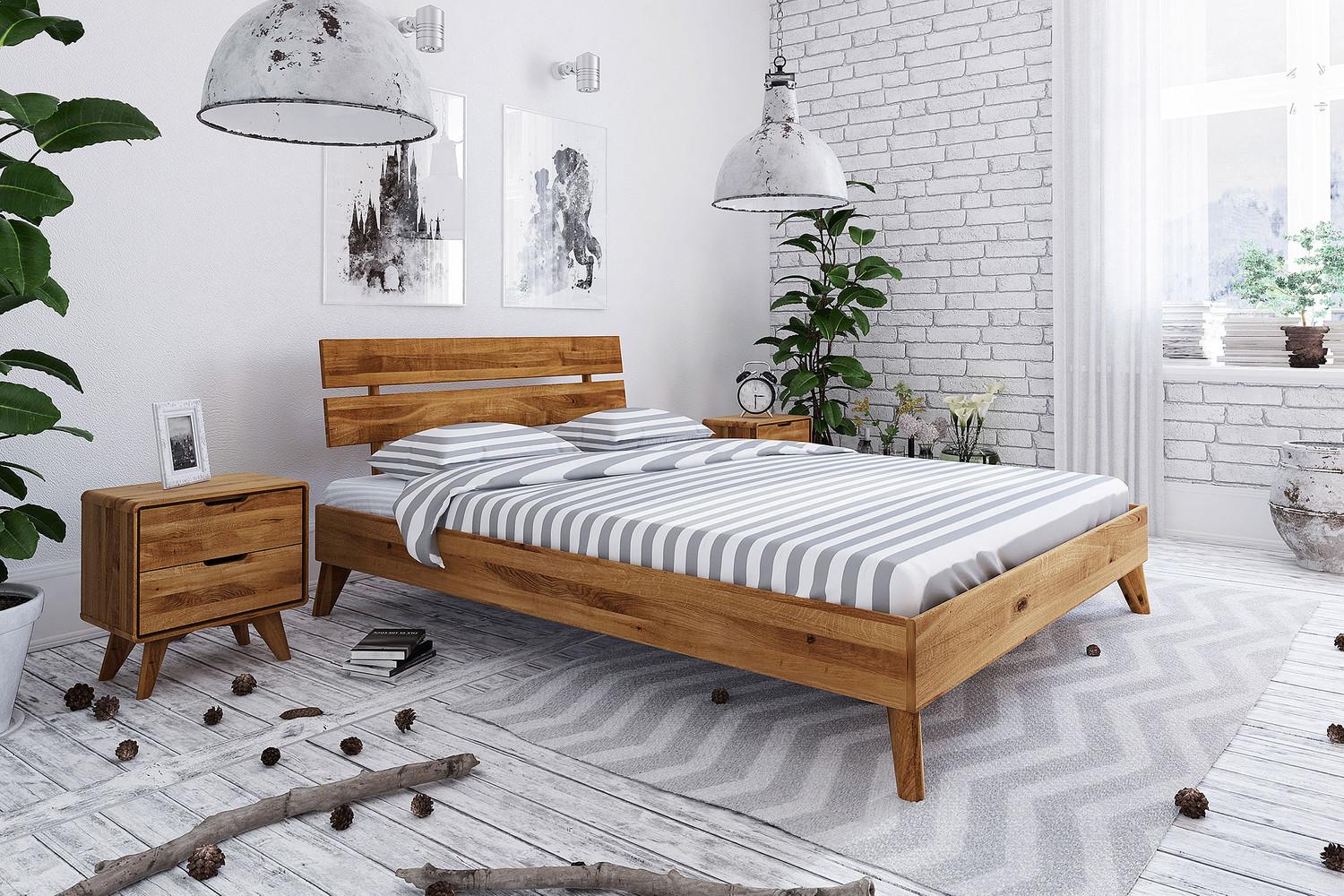 Bett Gerg 2 aus Wildeiche massiv 160x200 cm mit Holzkopfteil und Holzbeinen Bild 1
