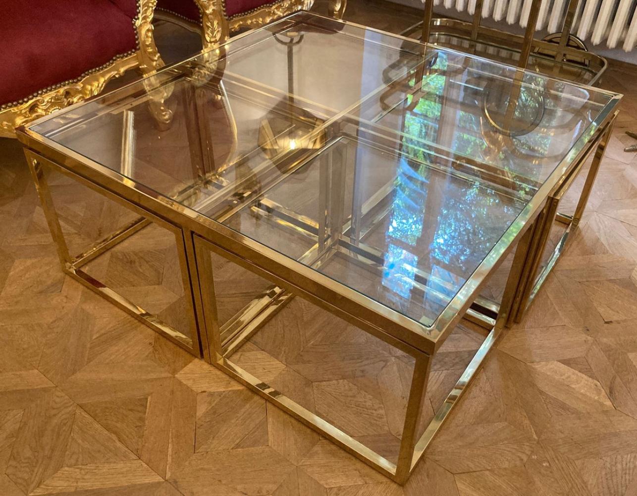 Casa Padrino Luxus Couchtisch Gold 100 x 100 x H. 40 cm - Quadratischer Wohnzimmertisch mit 4 herausziehbaren Beistelltischen - Wohnzimmer Möbel - Luxus Möbel - Luxus Einrichtung Bild 1