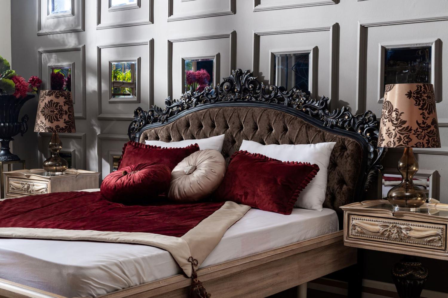 Casa Padrino Luxus Barock Schlafzimmer Set Dunkelbraun / Naturfarben / Schwarz / Gold - 1 Doppelbett mit Kopfteil & 2 Nachtkommoden - Schlafzimmer Möbel im Barockstil - Edel & Prunkvoll Bild 1