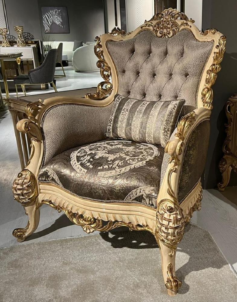 Casa Padrino Luxus Barock Wohnzimmer Sessel Grau / Naturfarben / Gold - Handgefertigter Barockstil Sessel mit elegantem Muster und dekorativem Kissen - Prunkvolle Barock Wohnzimmer Möbel Bild 1