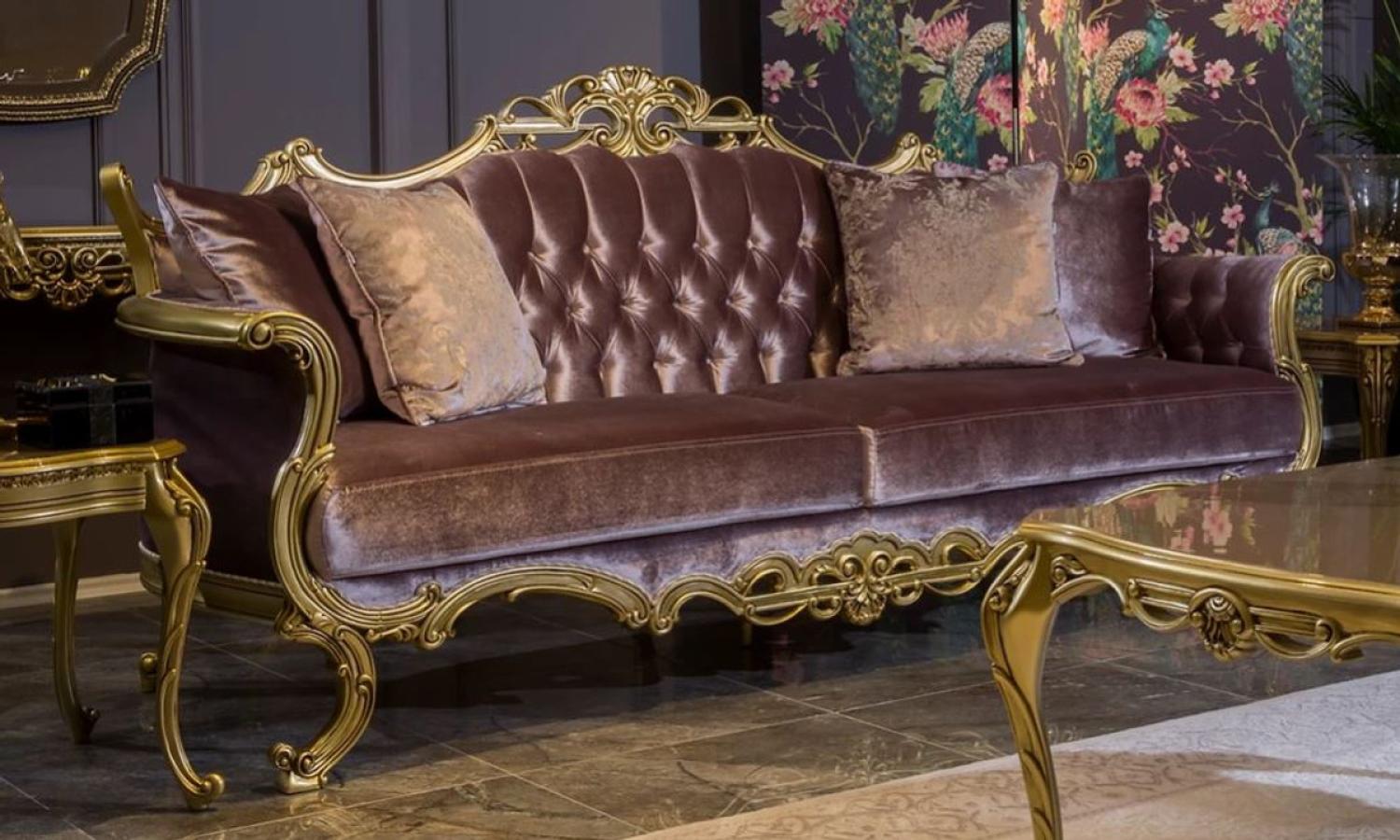 Casa Padrino Luxus Barock Samt Sofa Fliederfarben / Gold 226 x 84 x H. 109 cm - Prunkvolles Wohnzimmer Sofa mit dekorativen Kissen Bild 1