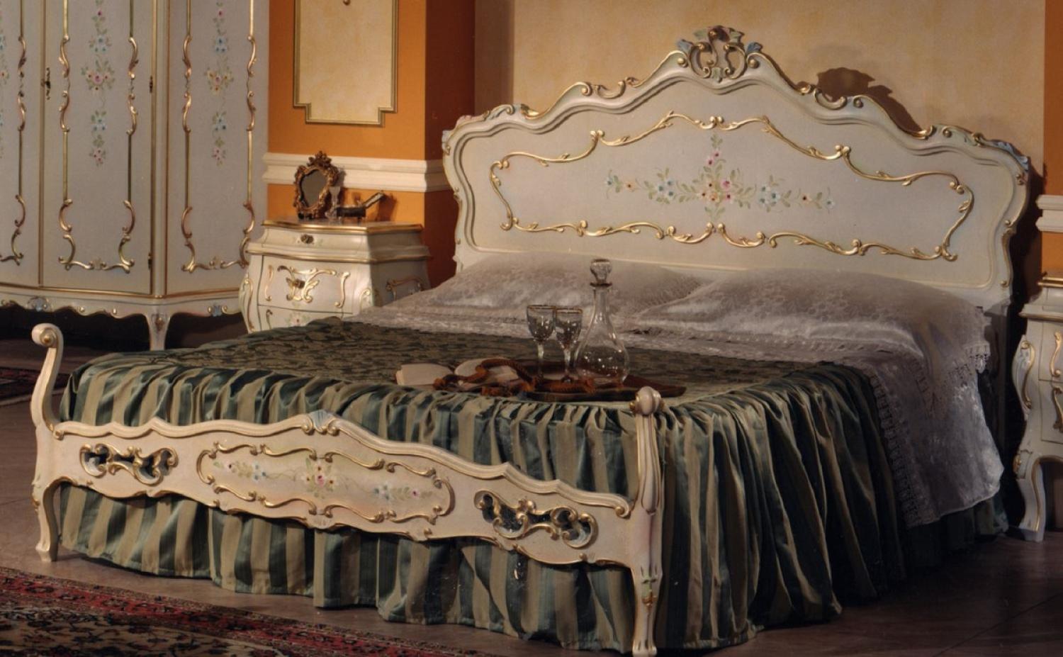 Casa Padrino Luxus Barock Doppelbett Elfenbein / Mehrfarbig / Gold - Prunkvolles Barockstil Massivholz Bett - Luxus Schlafzimmer Möbel im Barockstil - Luxus Qualität - Made in Italy Bild 1