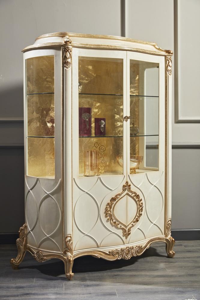 Casa Padrino Luxus Barock Vitrine Weiß / Antik Gold 132 x 57 x H. 201 cm - Prunkvoller Barock Vitrinenschrank mit 2 Türen - Barock Wohnzimmermöbel Bild 1