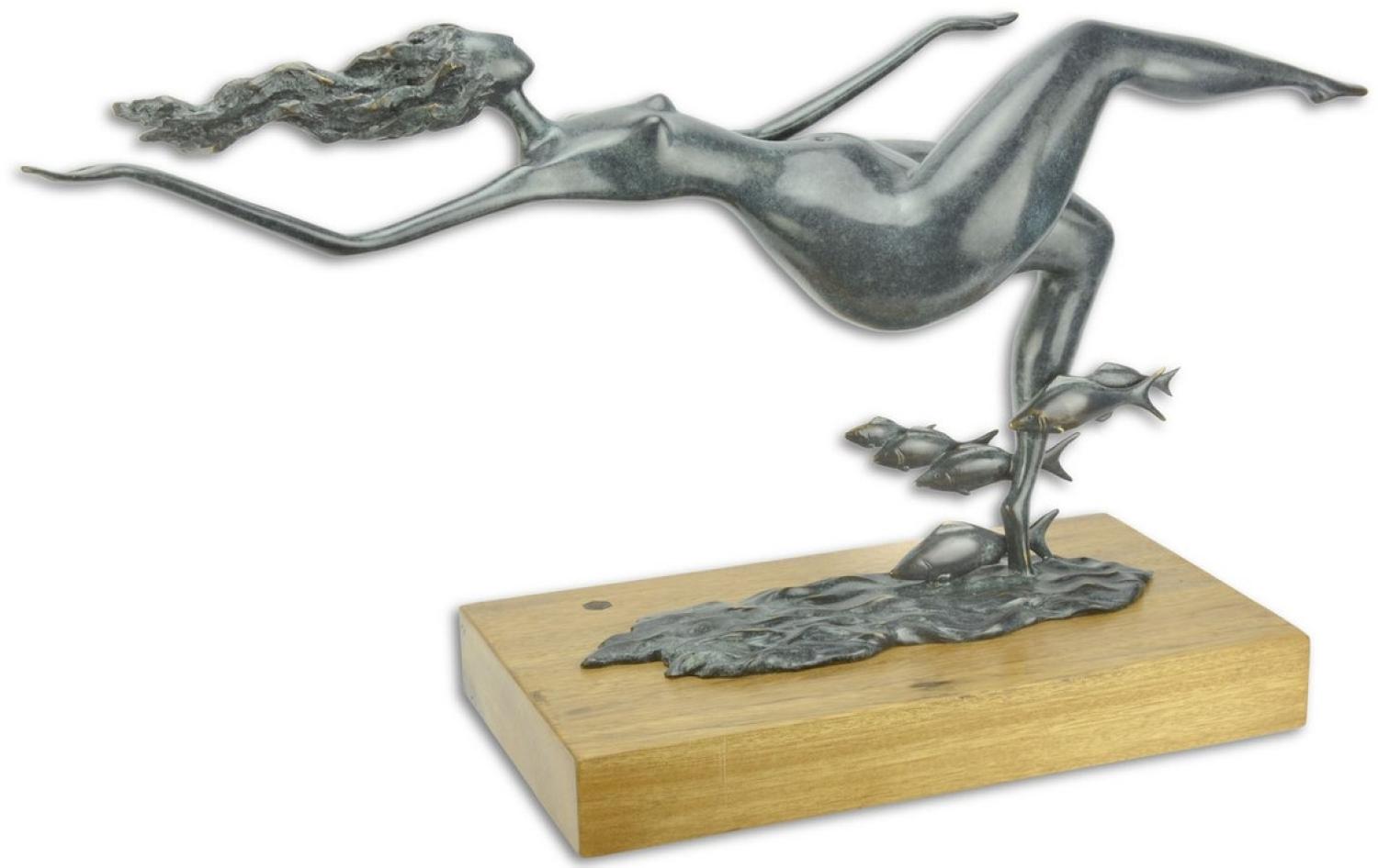 Casa Padrino Designer Bronzefigur schwimmende Frau mit Fischen Blau / Gold / Naturfarben 67 x 20,8 x H. 35,6 cm - Luxus Deko Bronze Skulptur mit Holzsockel Bild 1