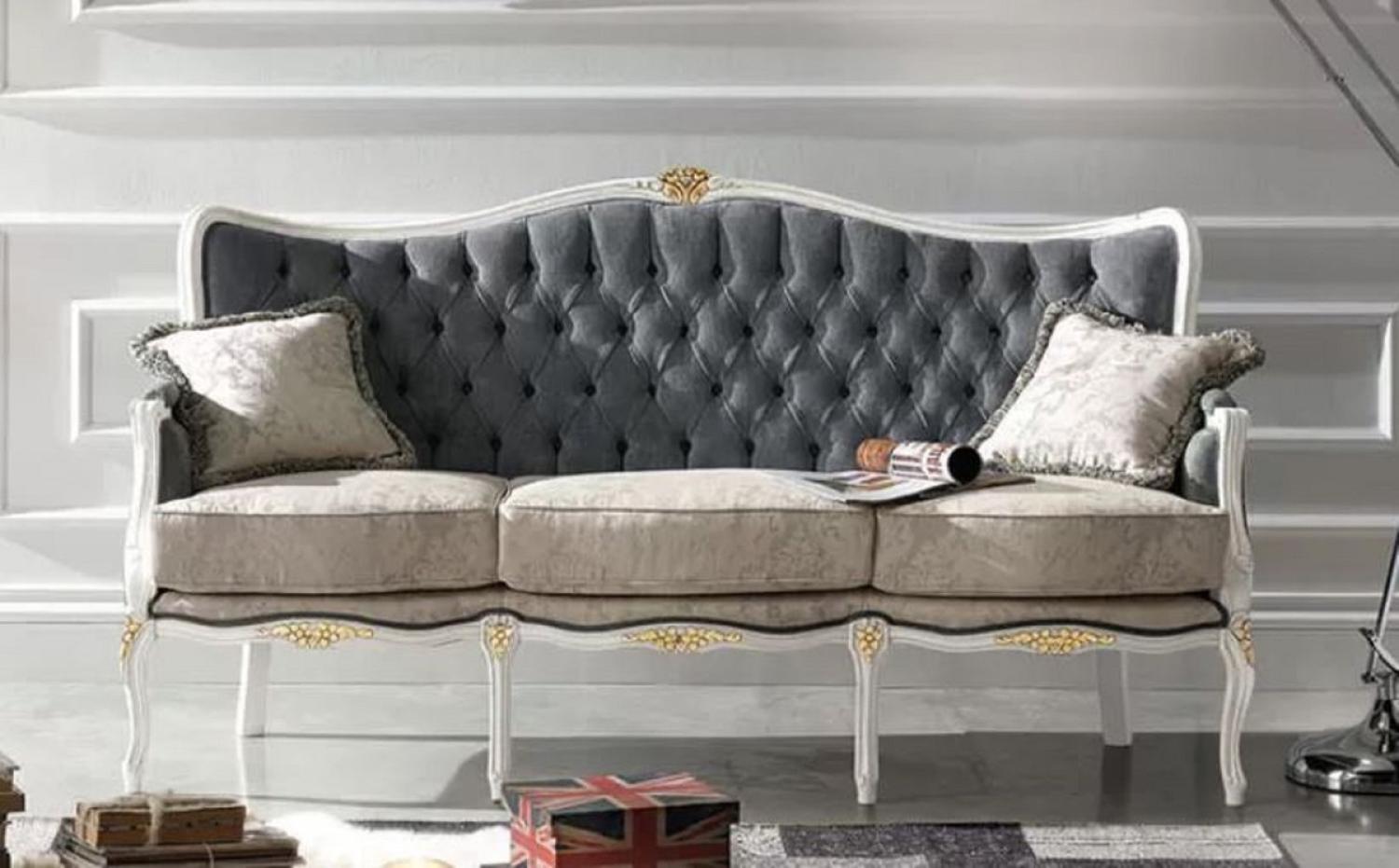 Casa Padrino Luxus Barock Sofa Grau / Hellgrau / Weiß / Gold - Edles Wohnzimmer Sofa mit elegantem Muster und 2 dekorativen Kissen - Barock Möbel - Luxus Qualität - Made in Italy Bild 1