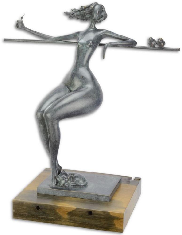 Casa Padrino Designer Bronzefigur entspannende Frau Blau / Gold / Naturfarben 47 x 26,3 x H. 51,4 cm - Luxus Deko Bronze Skulptur mit Holzsockel Bild 1