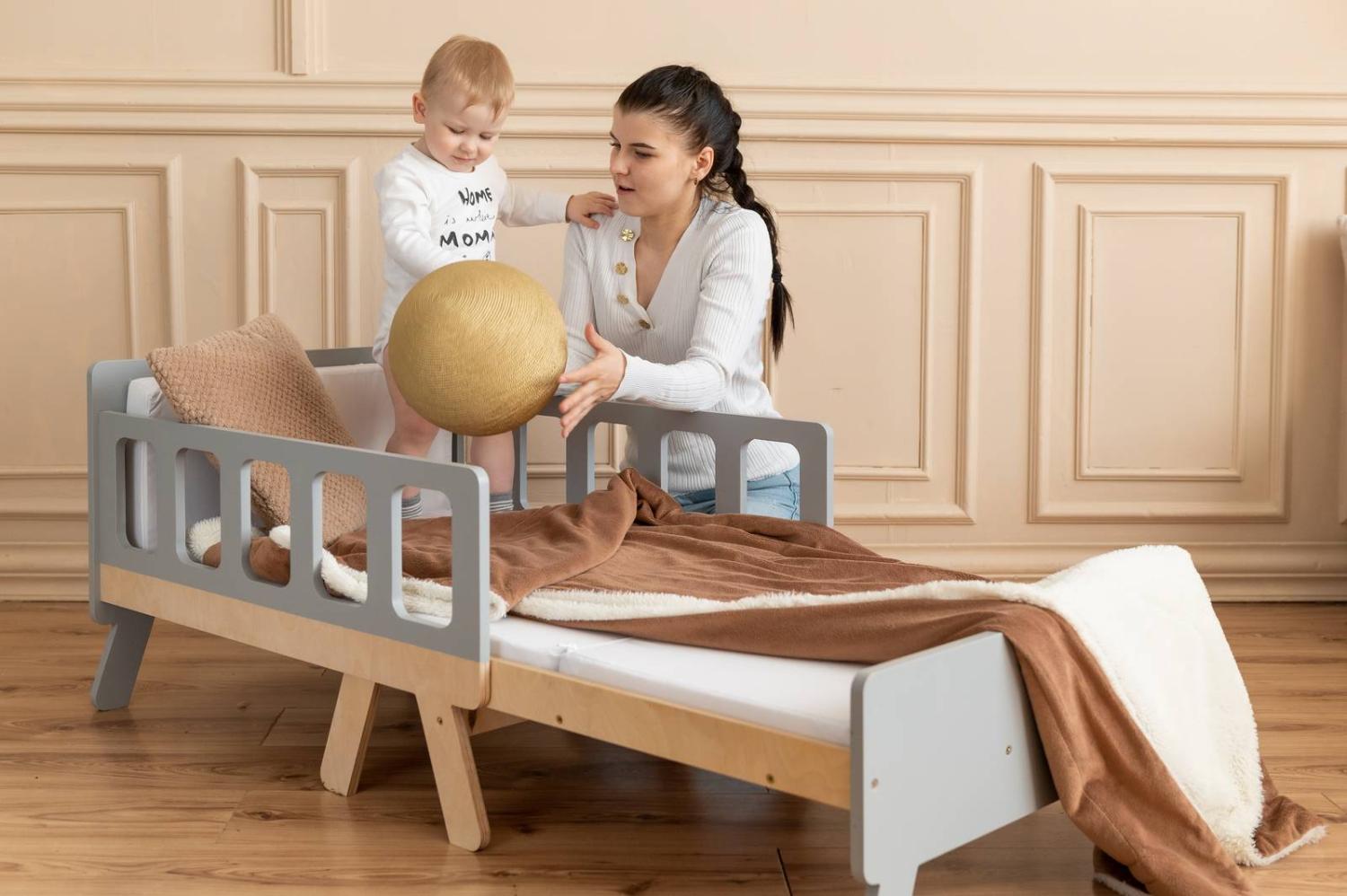 Mitwachsendes Babybett 90x80 - 80x120 cm mit Matratze - umbaubar zum Juniorbett & Sofa Grau - Sämann Bild 1