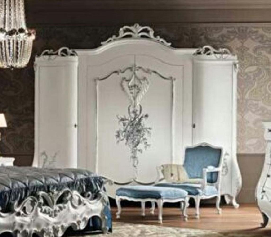 Casa Padrino Luxus Barock Schlafzimmerschrank mit 4 Türen Weiß / Silber - Prunkvoller Massivholz Kleiderschrank im Barockstil - Barock Schlafzimmer Möbel - Luxus Qualität - Made in Italy Bild 1