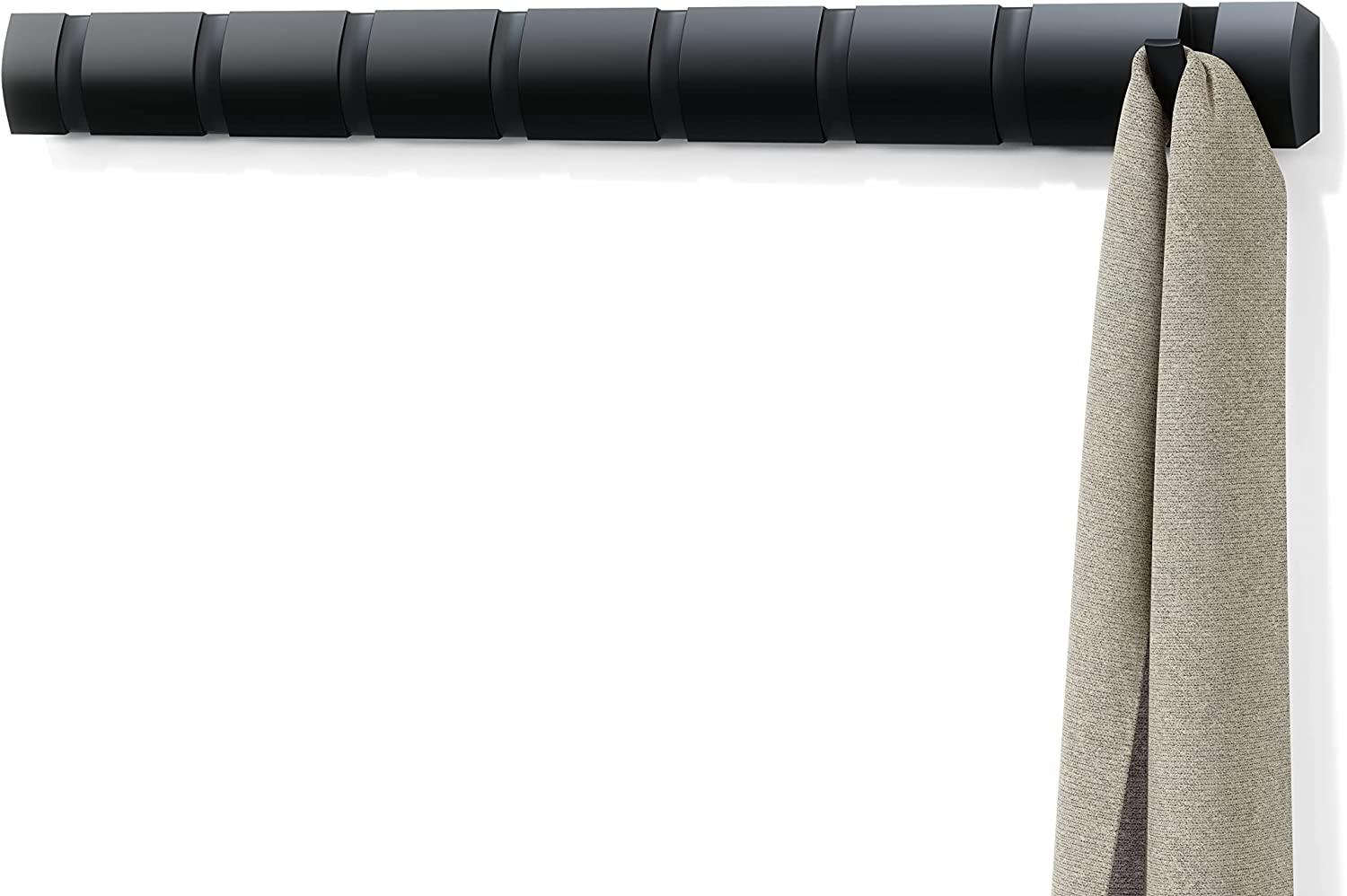Umbra Flip 8 Garderobenhaken – Moderne, Schlichte und Platzsparende Garderobenleiste mit 8 Beweglichen Haken für Jacken, Mäntel, Schals, Handtaschen und Mehr, Schwarz Bild 1