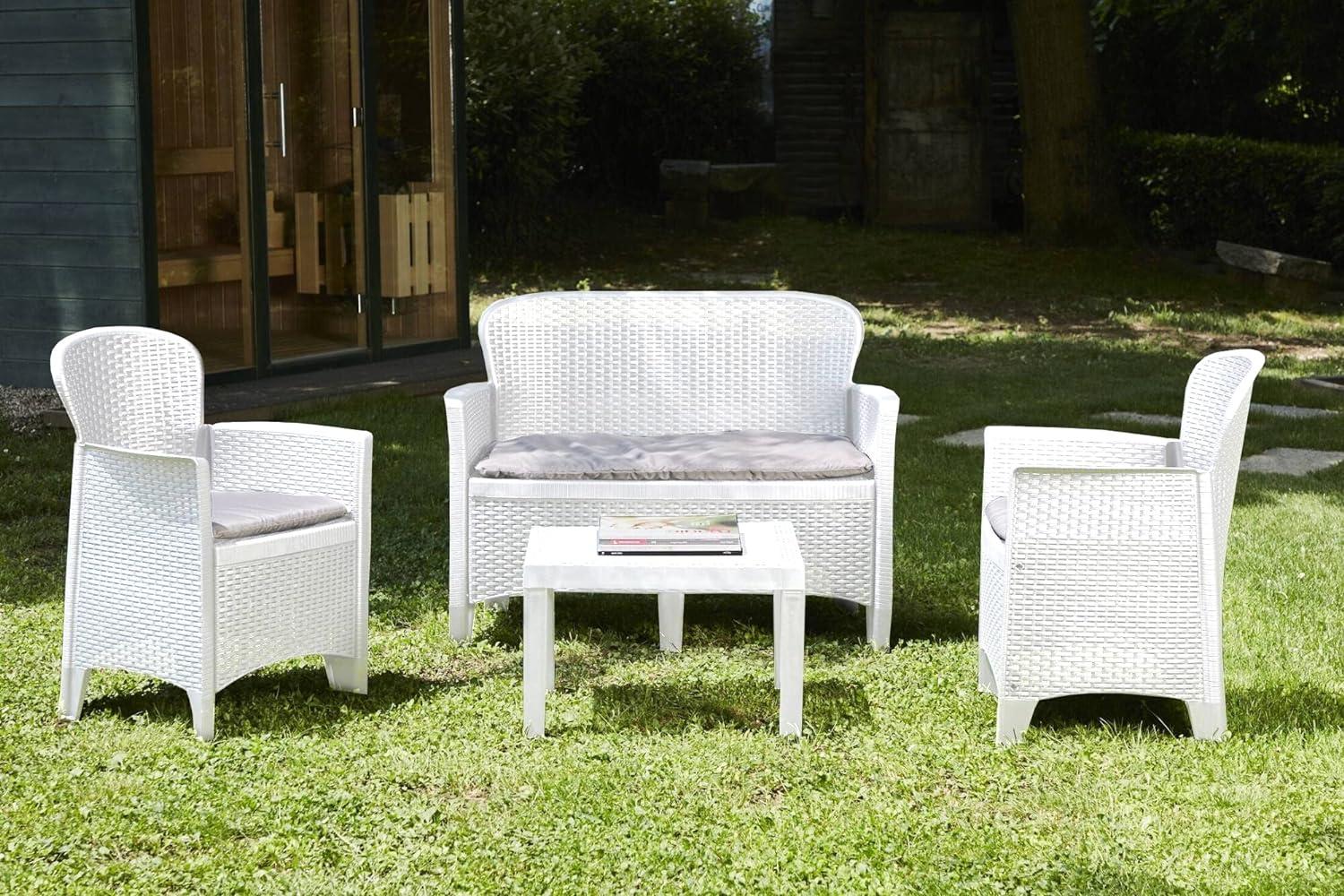 Dmora - Outdoor-Lounge-Set Ostuni, Gartengarnitur mit 2 Sesseln, 1 Sofa und 1 Couchtisch, Sitzecke in Rattan-Optik mit Kissen, 100% Made in Italy, Weiß Bild 1