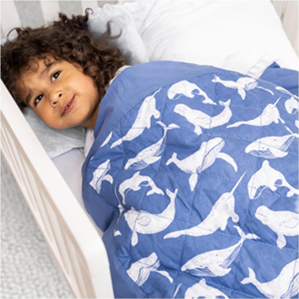 aden + anais™ Embrace beschwerte Decke fürs Kleinkindbett, gewichtete Decke für Baby und Kinder, hypoallergene Baumwollpopeline, für Kinder über 12kg, 78 x101cm, Whale Watching Bild 1