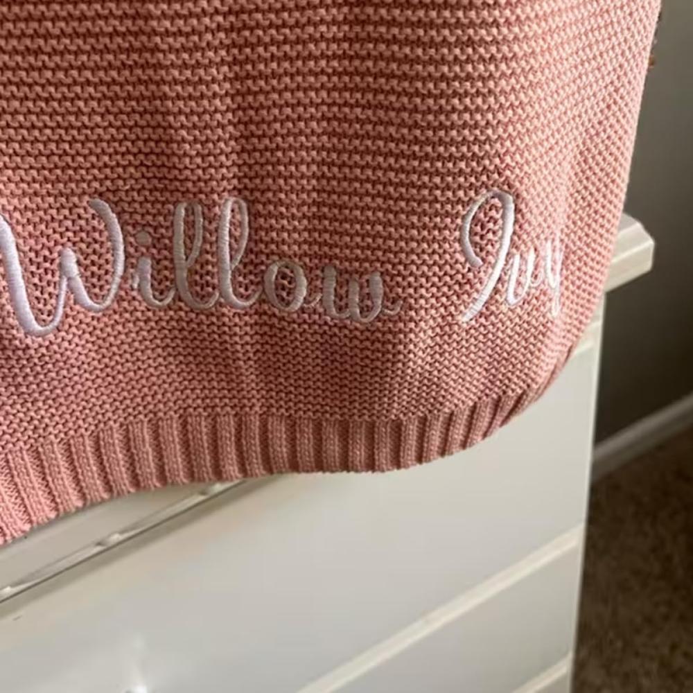 Gestickter Name Baby Decke Baby Bad Kinderwagen Decke Neugeborenes Baby Geschenk Personalisierte Weiche Atmungsaktive Baumwolle Gestrickte Decke (Flesh,Embroidered Name) Bild 1