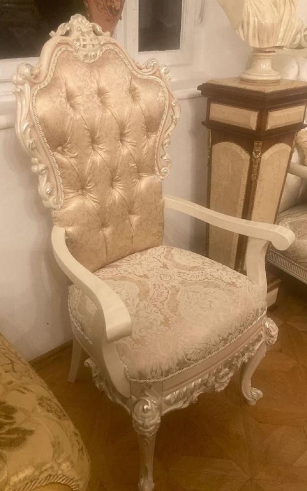 Casa Padrino Luxus Barock Esszimmer Stuhl mit Armlehnen Gold / Weiß / Creme - Prunkvoller Barockstil Küchen Stuhl - Luxus Esszimmer Möbel im Barockstil - Barock Möbel - Edel & Prunkvoll Bild 1