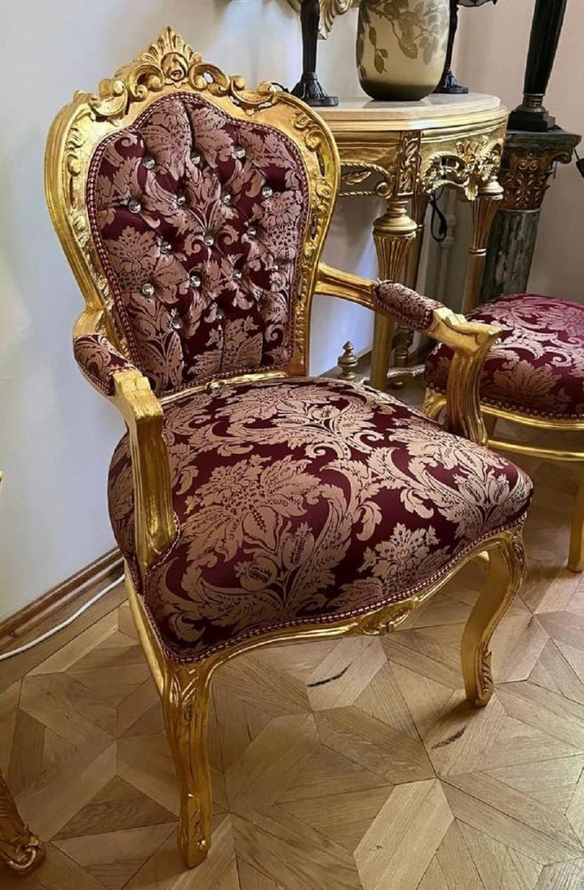 Casa Padrino Barock Esszimmer Stuhl mit Armlehnen und Glitzersteinen Bordeauxrot Muster / Gold - Handgefertigter Antik Stil Stuhl - Esszimmer Möbel im Barockstil - Barock Möbel Bild 1