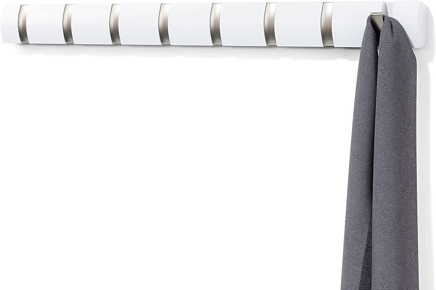 Umbra Flip 8 Garderobenhaken – Moderne, Schlichte und Platzsparende Garderobenleiste mit 8 Beweglichen Haken für Jacken, Mäntel, Schals, Handtaschen und Mehr, Hochglanz Weiß Bild 1