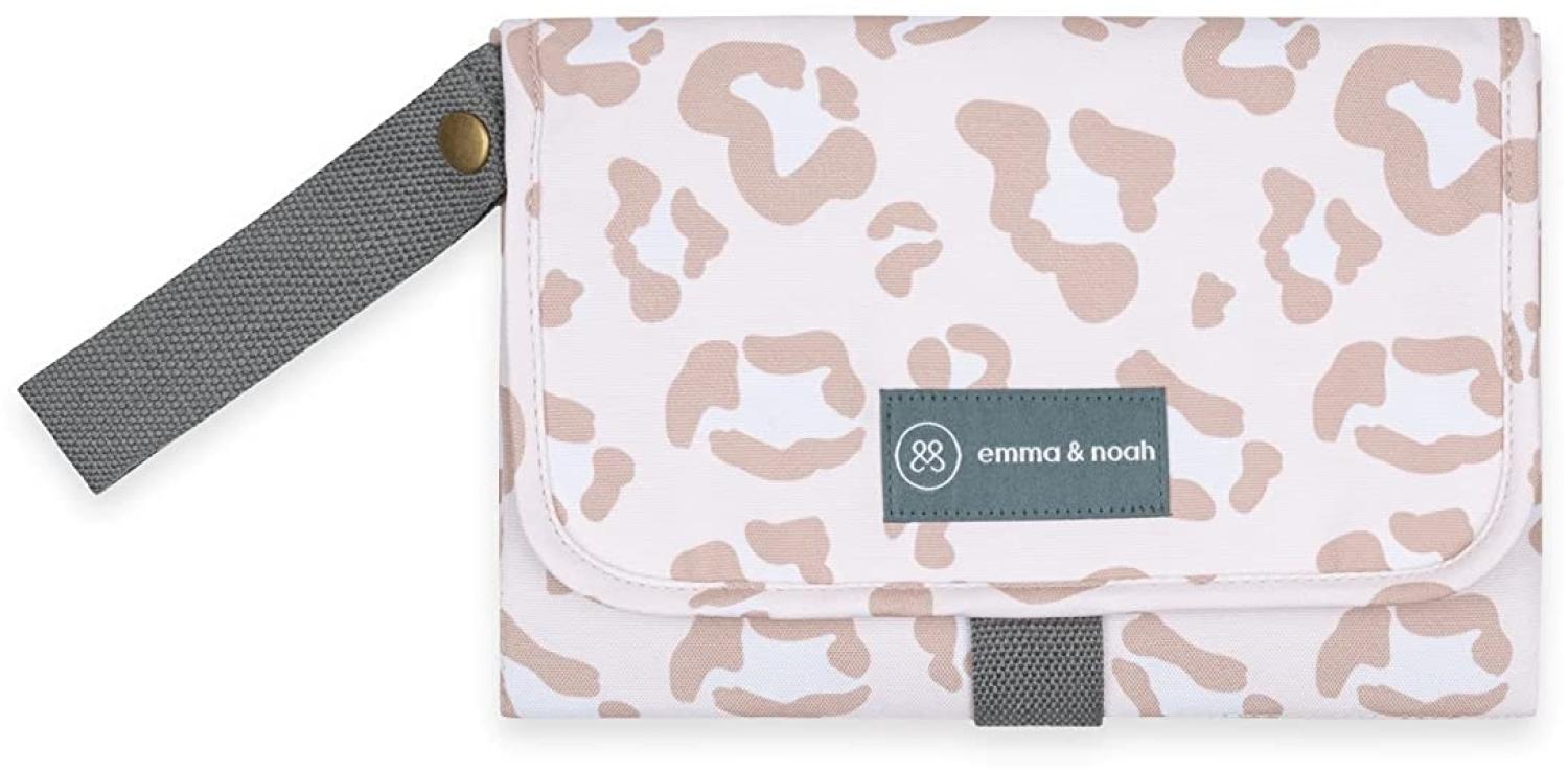 emma & noah Premium Wickelunterlage für unterwegs, waschbar & mobil, kleine Wickeltasche mit Windeltasche für den Kinderwagen, schadstofffrei & atmungsaktiv (Leo Beige) Bild 1