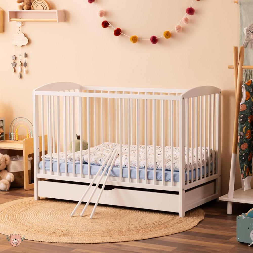 Alcube® Babybett komplett Set EMMI 60x120 in Weiß aus Massivholz, mit Schublade, 60x120 Matratze und Ganzjahresbettdecken Set, mitwachsendes babybett inkl. 3 Schlupfsprossen Bild 1