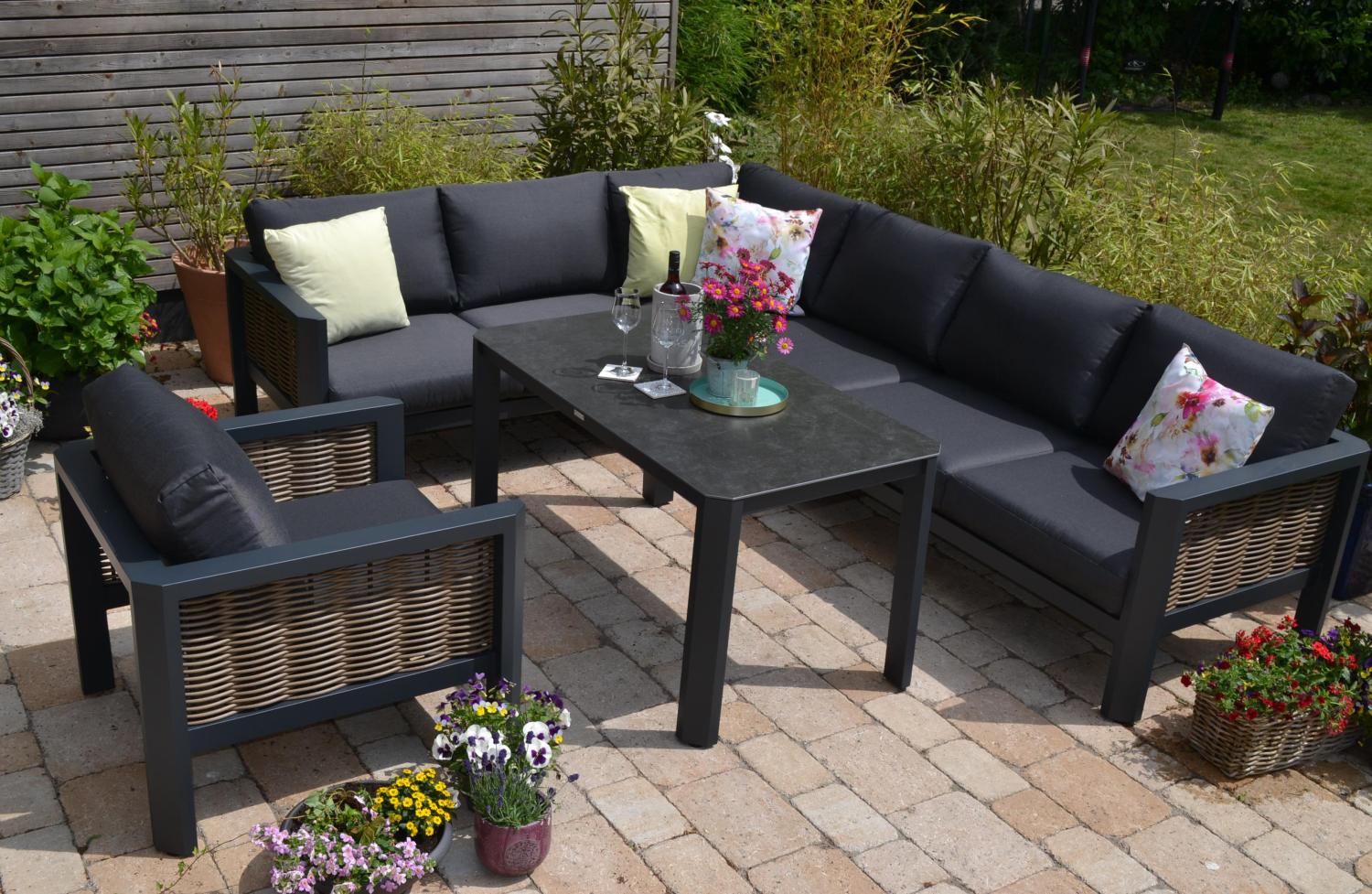 Gartenmöbel Ecklounge Calgary 223 x 289 cm + Tisch 130 x 70 cm + 1 bequemer Lounge Sessel Bild 1