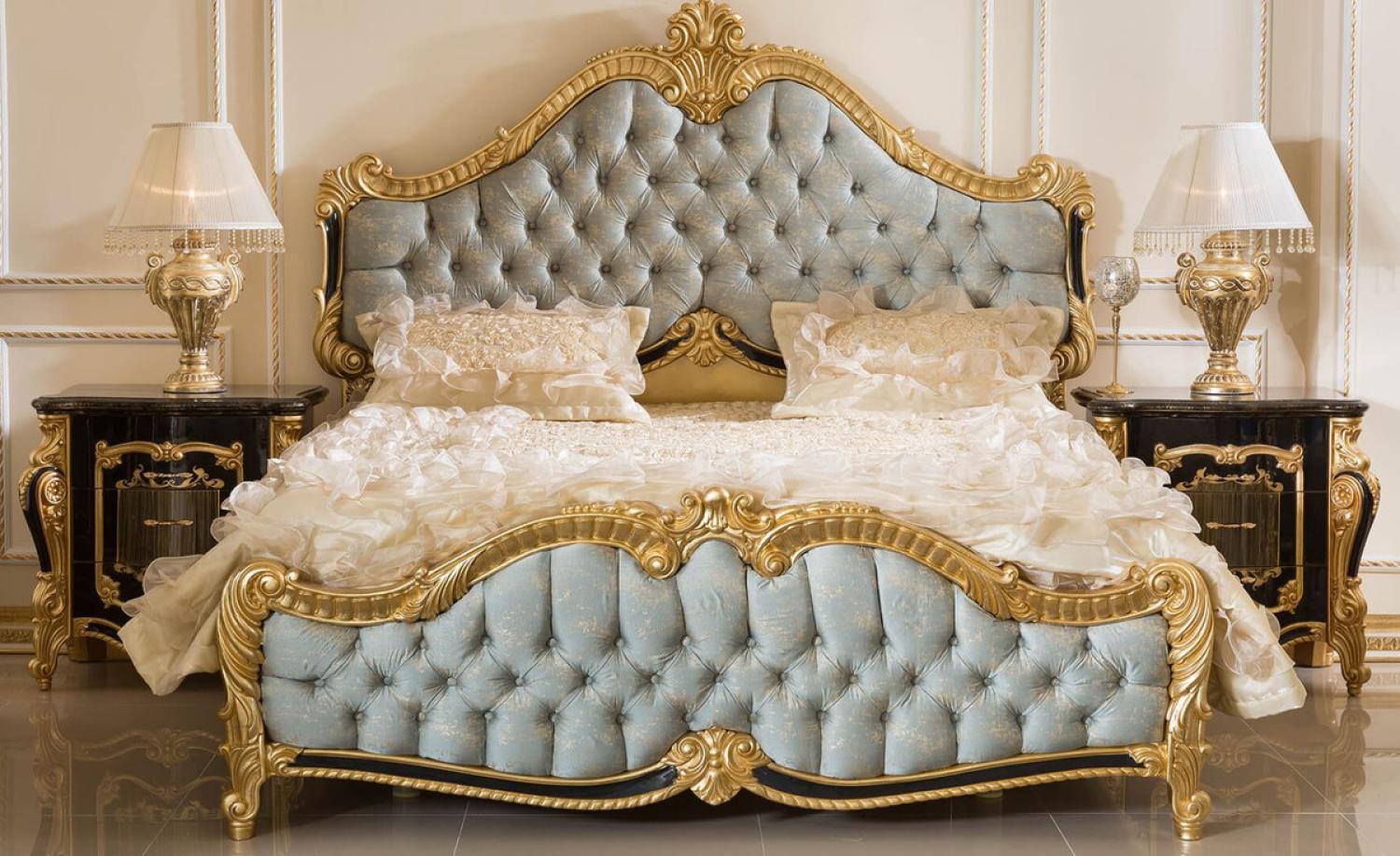 Casa Padrino Luxus Barock Schlafzimmer Set Hellblau / Schwarz / Gold - 1 Doppelbett mit Kopfteil & 2 Nachtkommoden - Schlafzimmer Möbel im Barockstil - Edel & Prunkvoll Bild 1