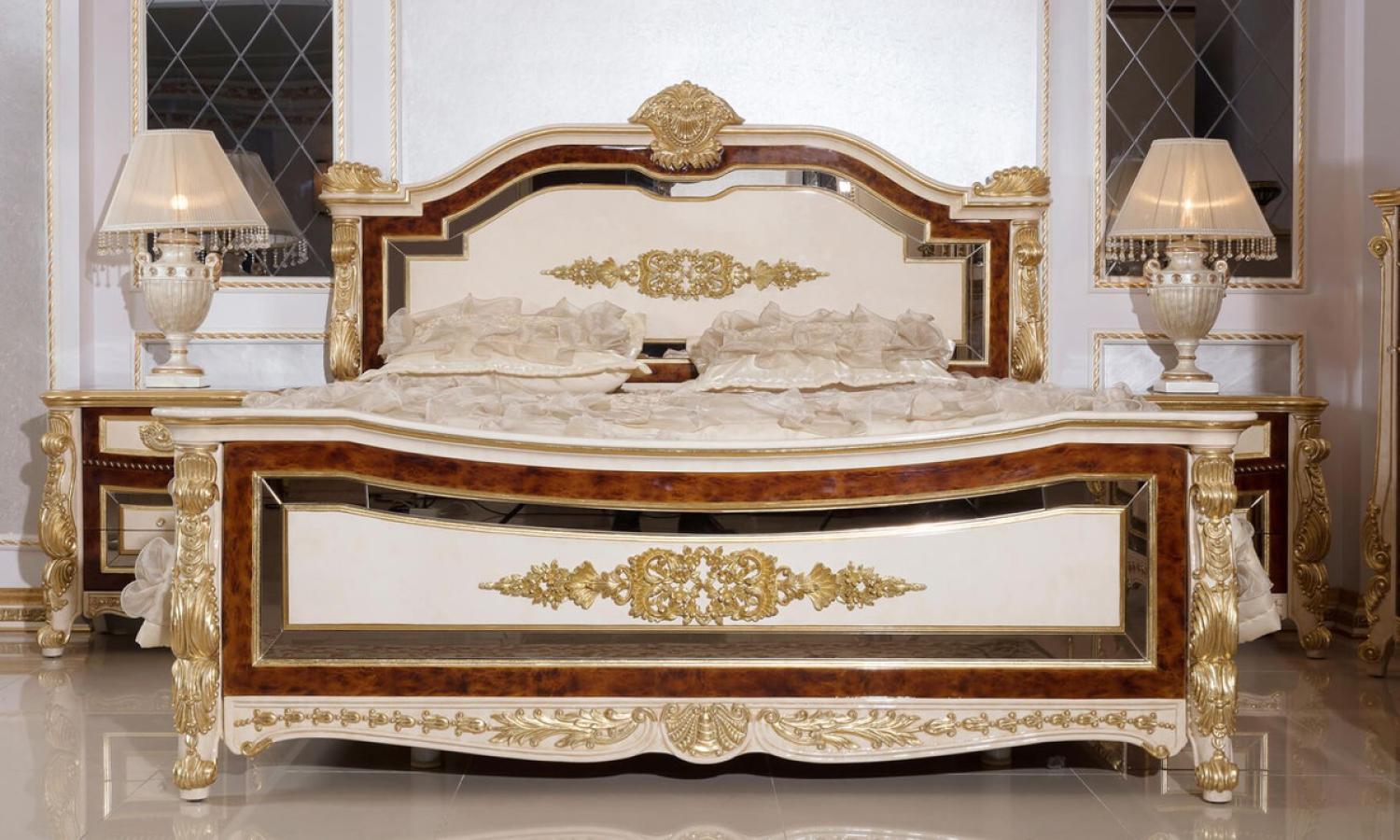 Casa Padrino Luxus Barock Schlafzimmer Set Weiß / Beige / Braun / Gold - 1 Barock Doppelbett mit Kopfteil & 2 Barock Nachtkommoden - Luxus Schlafzimmer Möbel im Barockstil - Barock Möbel Bild 1