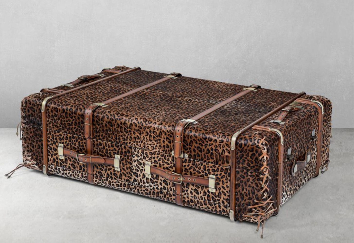 Casa Padrino Luxus Couchtisch in Koffer Optik Leopard / Braun / Messing 140 x 85 x H. 43 cm - Koffer Wohnzimmertisch mit Schubladen und Barfächer - Wohnzimmer Möbel - Luxus Möbel in Koffer Optik Bild 1