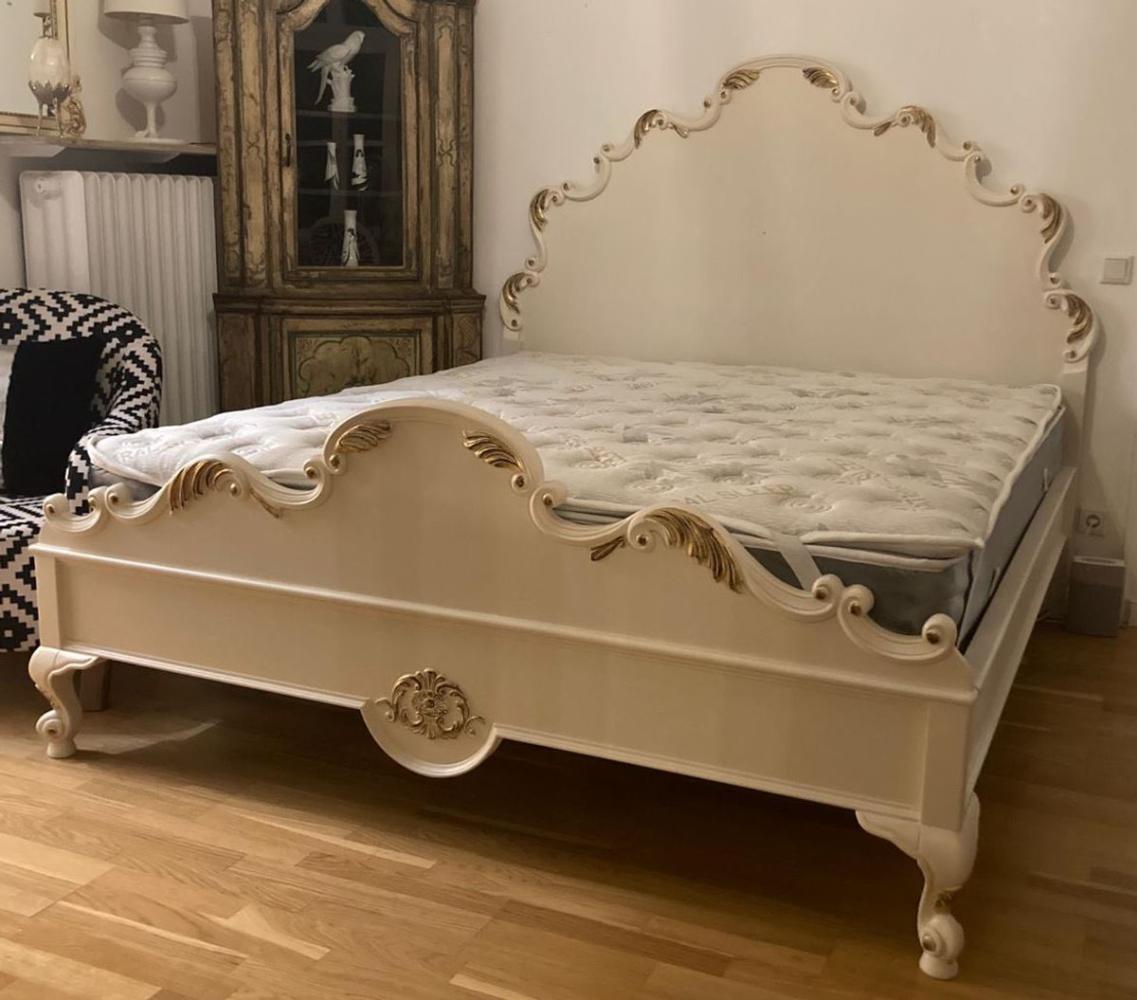 Casa Padrino Barock Doppelbett mit Matratze Creme / Gold - Prunkvolles Massivholz Bett - Schlafzimmer Möbel im Barockstil - Barock Möbel - Barock Einrichtung - Edel & Prunkvoll Bild 1
