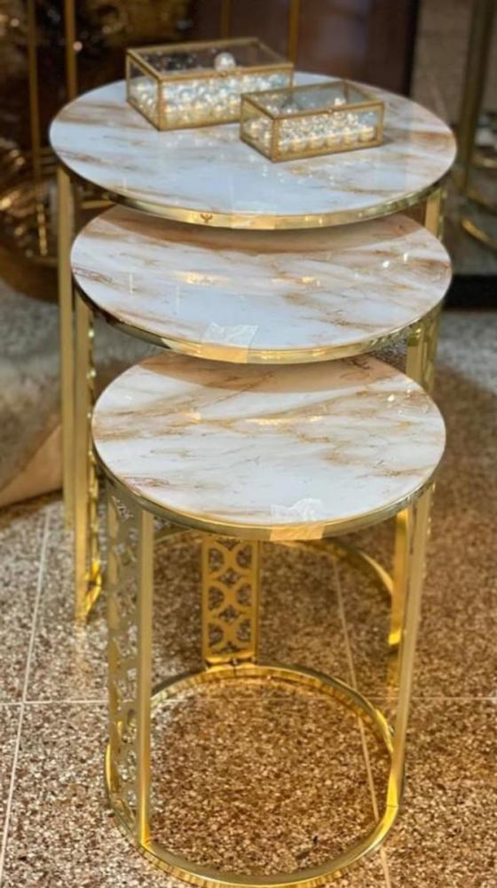 Casa Padrino Luxus Beistelltisch Set Gold / Weiß-Beige - 3 runde Metall Tische mit Marmorplatte - Luxus Wohnzimmer Möbel Bild 1
