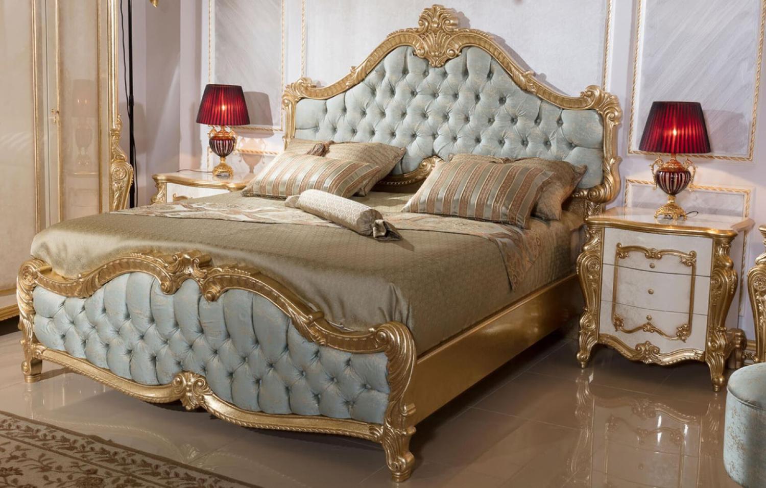 Casa Padrino Luxus Barock Schlafzimmer Set Hellblau / Weiß / Beige / Gold - 1 Doppelbett mit Kopfteil & 2 Nachtkommoden - Schlafzimmer Möbel im Barockstil - Edel & Prunkvoll Bild 1
