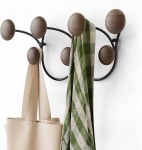 Umbra Dotsy Wandgarderobe, dekorative Garderobenleiste mit 7 Haken für Jacken, Schals, Taschen, Rucksäcke und Mehr, Schwarz/Walnuss