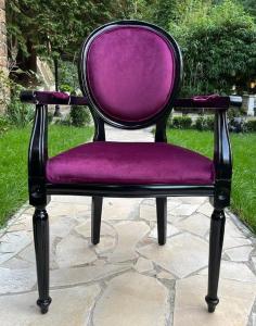 Casa Padrino Luxus Barock Esszimmer Stuhl Lila / Schwarz - Handgefertigter Antik Stil Stuhl mit Armlehnen und edlem Samtstoff - Esszimmer Möbel im Barockstil