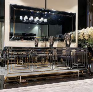 Casa Padrino Luxus Möbel Set Sideboard mit Spiegel Silber / Gold - Verspiegelter Massivholz Schrank mit elegantem Wandspiegel - Verspiegelte Luxus Möbel