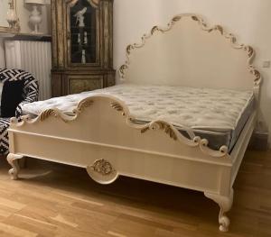 Casa Padrino Barock Doppelbett mit Matratze Creme / Gold - Prunkvolles Massivholz Bett - Schlafzimmer Möbel im Barockstil - Barock Möbel - Barock Einrichtung - Edel & Prunkvoll