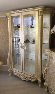 Casa Padrino Luxus Barock Vitrine Antik Gold 135 x 53 x H. 203 cm - Prunkvoller Massivholz Vitrinenschrank im Barockstil - Barock Möbel