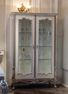 Casa Padrino Luxus Barock Vitrine Weiß / Silber 125 x 55 x H. 195 cm - Edler Massivholz Vitrinenschrank mit 2 Glastüren und 3 Glasregalen - Möbel im Barockstil