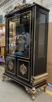 Casa Padrino Luxus Barock Vitrine Schwarz / Gold - Prunkvoller Barock Vitrinenschrank mit 2 Glastüren - Edle Barock Möbel