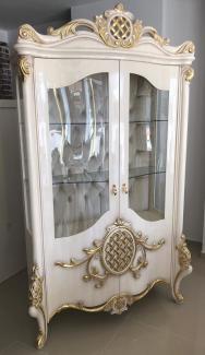 Casa Padrino Luxus Barock Vitrine Weiß / Gold 130 x 50 x H. 222 cm - Prunkvoller Vitrinenschrank mit 2 Glastüren und 2 Glasregalen - Barock Möbel
