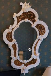 Casa Padrino Luxus Barock Spiegel Weiß / Gold - Prunkvoller Wandspiegel im Venezianischen Stil - Hotel Möbel - Schloss Möbel - Barock Möbel - Luxus Möbel im Barockstil - Made in Italy