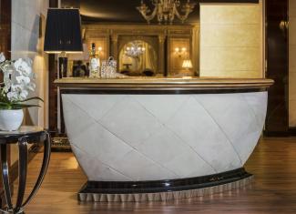 Casa Padrino Luxus Bartheke mit Kühlschrank Weiß / Naturfarben / Dunkelbraun / Grau 225 x 102 x H. 98 cm - Handgefertigter Bartisch - Hausbar - Hotel Möbel - Luxus Qualität - Made in Italy