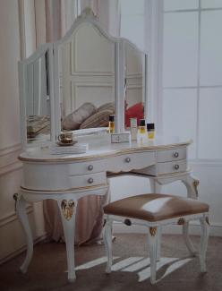 Casa Padrino Luxus Barock Schlafzimmer Set Weiß / Gold - 1 Barock Schminkkommode & 1 Barock Spiegel & 1 Barock Hocker - Barock Schlafzimmer & Hotel Möbel - Luxus Qualität - Made in Italy